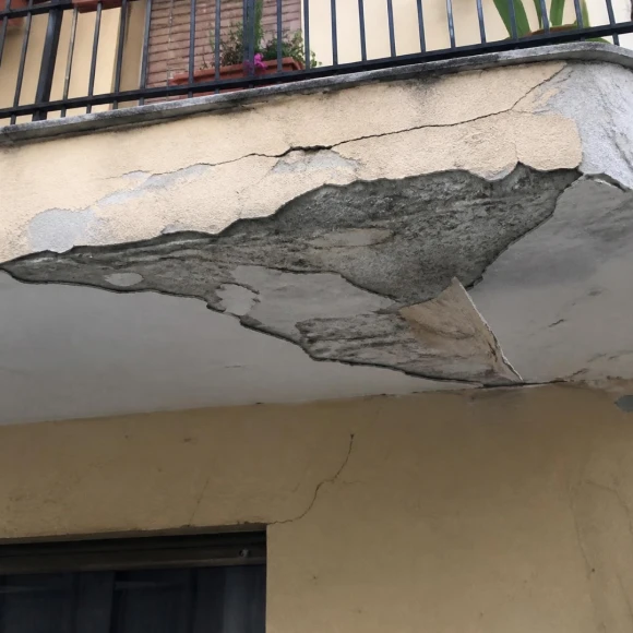 Intonaco del balcone che si stacca cosa fare