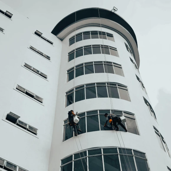 Pulizia vetrate condominio senza ponteggi su fune