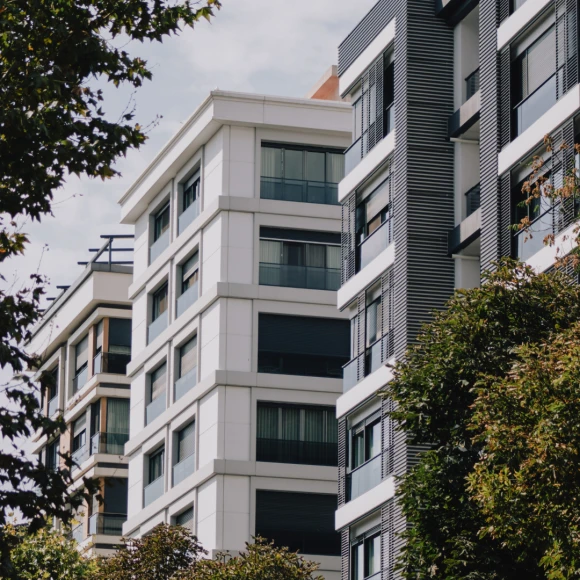 Rifacimento facciata condominio senza ponteggi realizzato da InVerticale